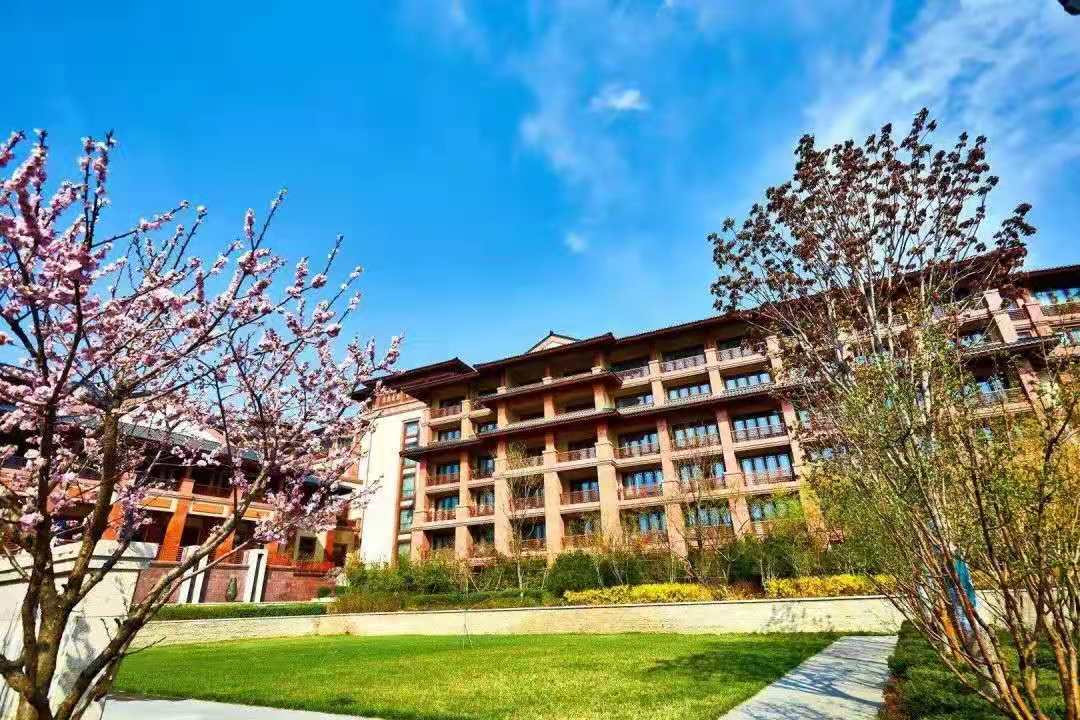 【2023】北京最好的年会酒店NO.1-海湾半山温泉度假酒店-会议-年会-团建