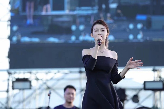 年会热门节目：歌曲（男女歌手）